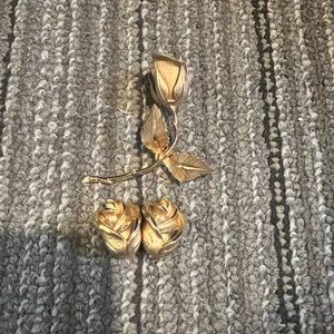Vintage GIOVANNI 1950s rose brooch and clip earrings